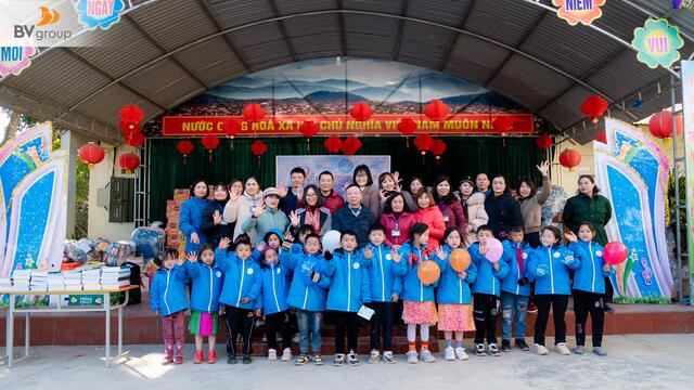 TRĂNG XANH SƯỞI ẤM BƯỚC CHÂN HƠN 400 EM HỌC SINH NƠI RẺO CAO HÀ GIANG