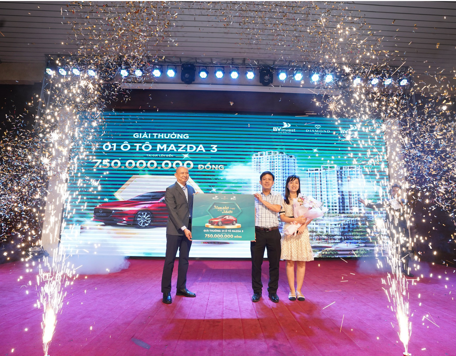 BÙNG NỔ CẢM XÚC TẠI SỰ KIỆN LỄ TRI ÂN KHÁCH HÀNG VÀ BỐC THĂM Ô TÔ MAZDA 3 “MUA NHÀ Ở NGAY – VỀ TAY XẾ XỊN”