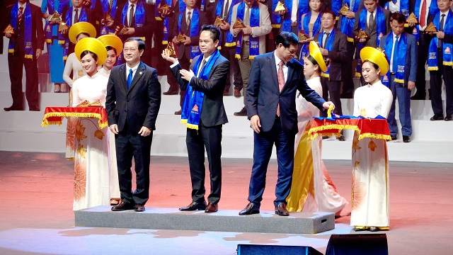 9767833a-e444- 46b8-93d3-201f c97f30db-Copy. jpg