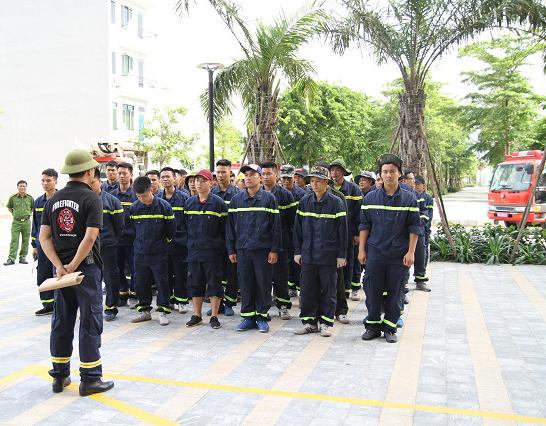 HUẤN LUYỆN NGHIỆP VỤ PHÒNG CHÁY CHỮA CHÁY VÀ CỨU HỘ CỨU NẠN TẠI CHUNG CƯ BÁCH VIỆT LAKE GARDEN