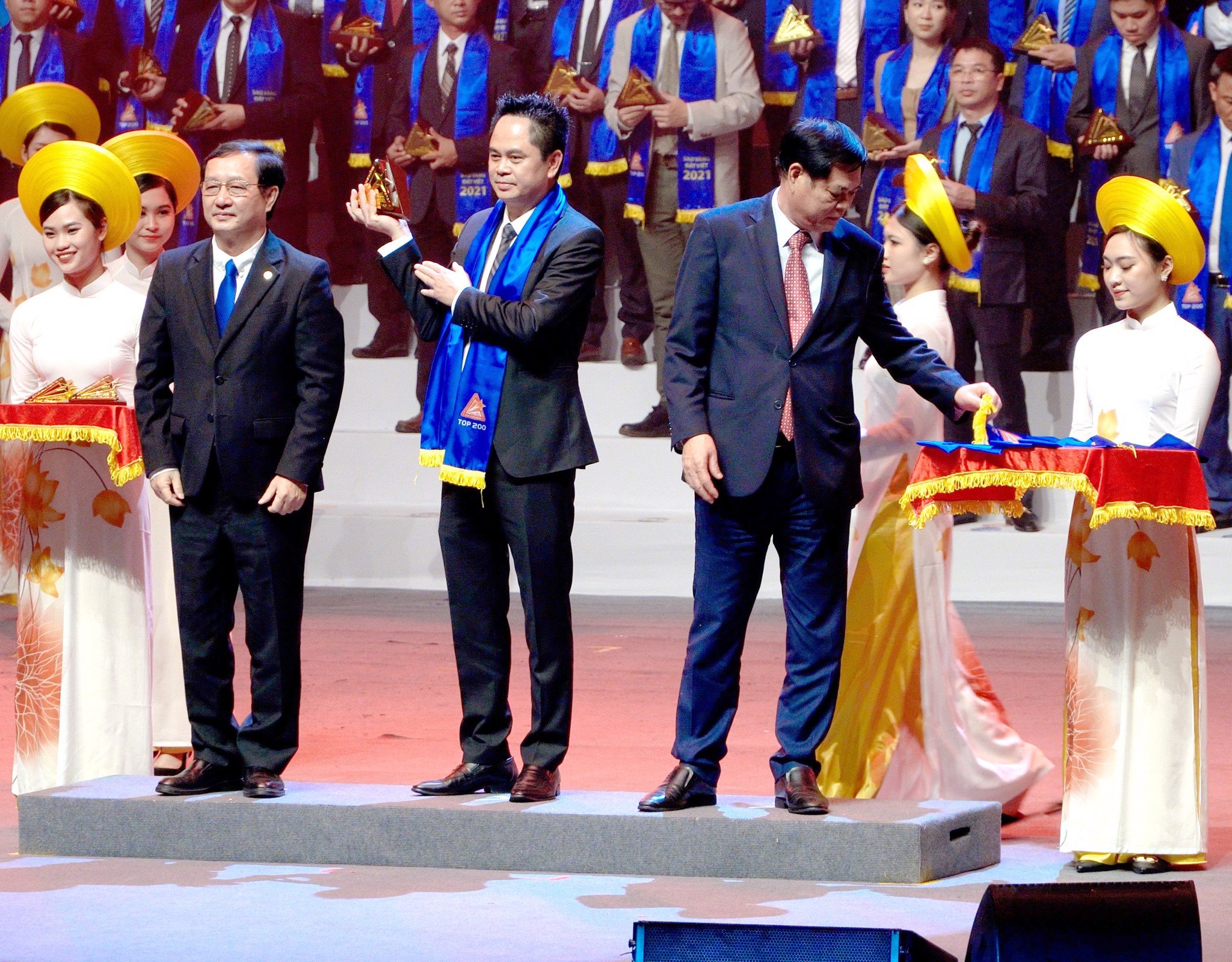 BV GROUP ĐẠT GIẢI SAO VÀNG ĐẤT VIỆT 2021 (dantri)