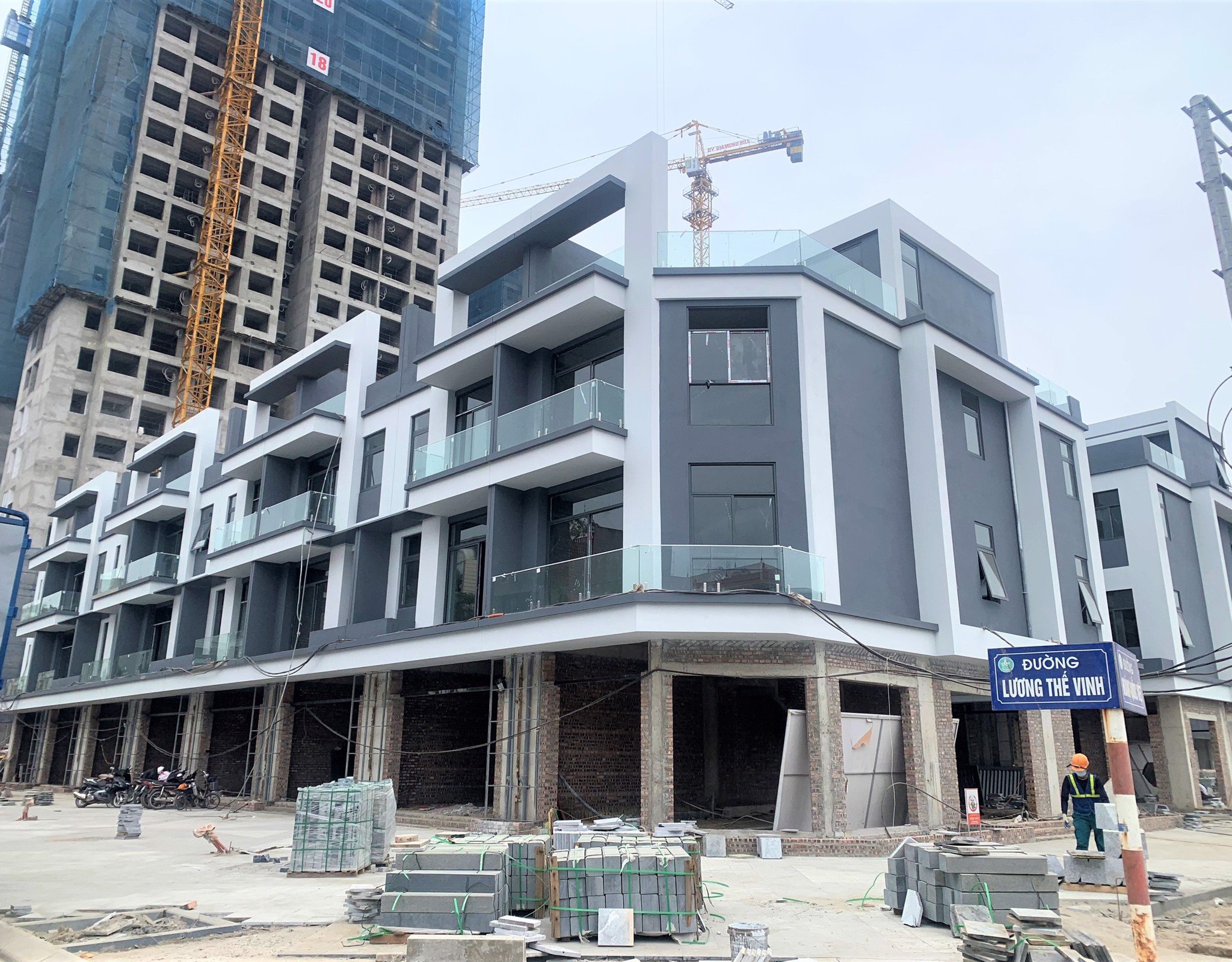 NGHỊCH LÝ BẤT ĐỘNG SẢN: THỊ TRƯỜNG SÔI ĐỘNG, GIÁ TĂNG MẠNH NHƯNG KHAN HIẾM NGUỒN CUNG