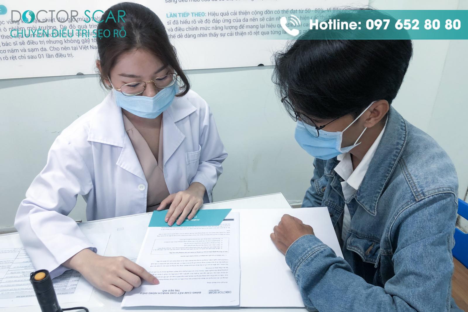 bac-si-dang-tu-van-cho-khach-hang Bác sĩ tư vấn cho bệnh nhân