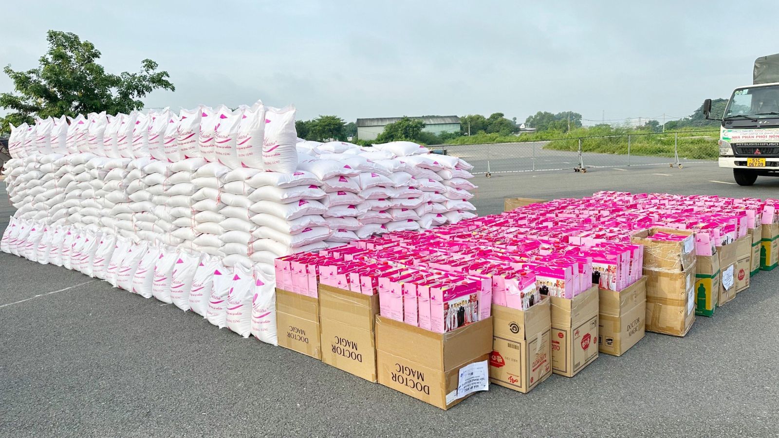 Thẩm Mỹ Viện MAILISA Trao Tặng 22 Tấn Gạo Và 1100 Phần Quà Tới Bà Con Nghèo Quận 12 Thẩm Mỹ Viện MAILISA Trao Tặng 22 Tấn Gạo Và 1100 Phần Quà Tới Bà Con Nghèo Quận 12