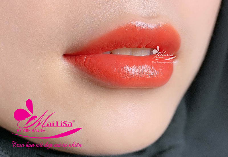 Phun Môi Phun môi phủ bòng collagen tạo sự quyến rũ cho đôi môi