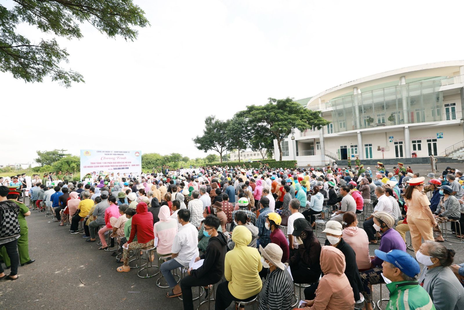 Thẩm Mỹ Viện MAILISA Trao Tặng 22 Tấn Gạo Và 1100 Phần Quà Tới Bà Con Nghèo Quận 12 Ba-con-chuan-bi-nhan-qua