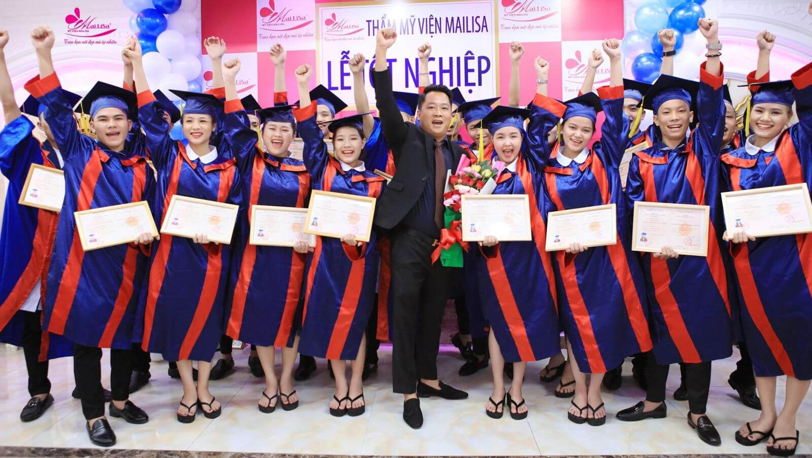 CƠ SỞ ĐÀO TẠO NGHỀ PHUN XĂM THẨM MỸ MAILISA Trao bằng chứng nhận tốt nghiệp sau khóa học