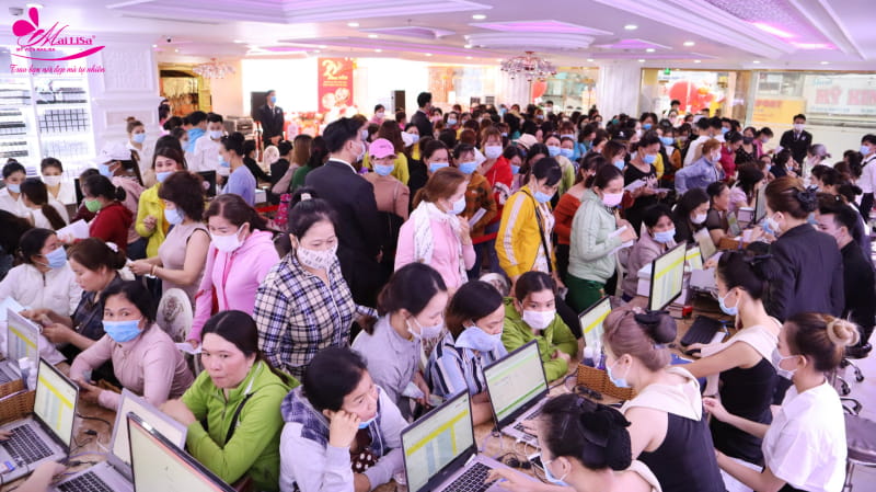 Xăm môi ăn thịt gà có sao không? Sau phun môi kiêng thịt vịt bao lâu? khách hàng đông như trẩy hội Mailisa