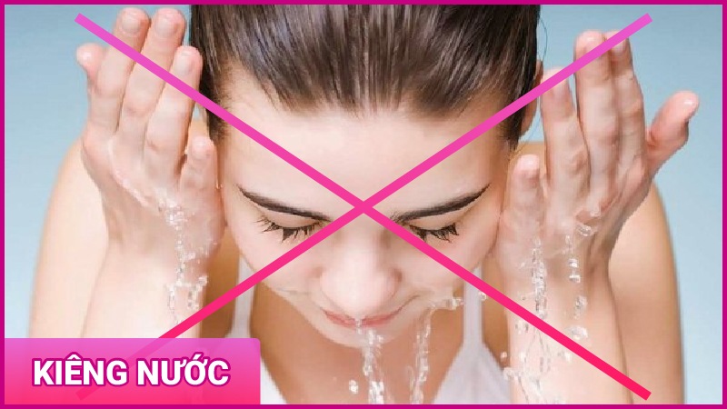 Phun mí mắt có đau không? Những lưu ý cần biết khi phun mí mắt giá phun mí mở tròng