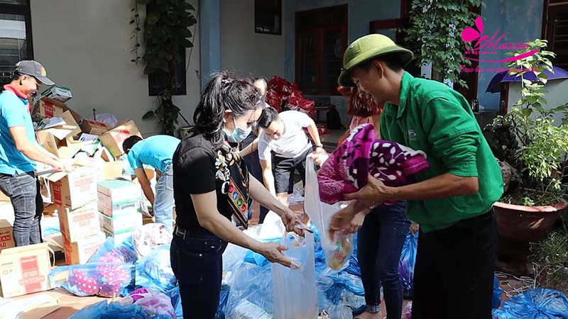TGĐ Mailisa cùng anh Hoàng Kim Khánh ra tận nơi vùng ngập lụt cứu trợ đồng bào miền Trung TGĐ Mailisa cùng anh Hoàng Kim Khánh ra tận nơi vùng ngập lụt cứu trợ đồng bào miền Trung