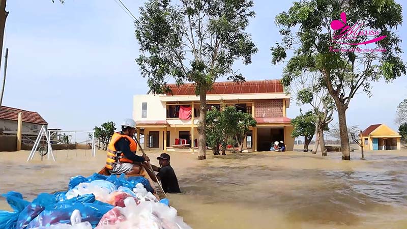 TGĐ Mailisa cùng anh Hoàng Kim Khánh ra tận nơi vùng ngập lụt cứu trợ đồng bào miền Trung TGĐ Mailisa cùng anh Hoàng Kim Khánh ra tận nơi vùng ngập lụt cứu trợ đồng bào miền Trung