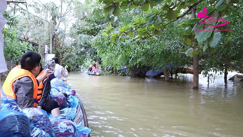 TGĐ Mailisa cùng anh Hoàng Kim Khánh ra tận nơi vùng ngập lụt cứu trợ đồng bào miền Trung TGĐ Mailisa cùng anh Hoàng Kim Khánh ra tận nơi vùng ngập lụt cứu trợ đồng bào miền Trung