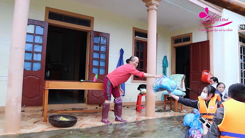 TGĐ Mailisa cùng anh Hoàng Kim Khánh ra tận nơi vùng ngập lụt cứu trợ đồng bào miền Trung TGĐ Mailisa cùng anh Hoàng Kim Khánh ra tận nơi vùng ngập lụt cứu trợ đồng bào miền Trung