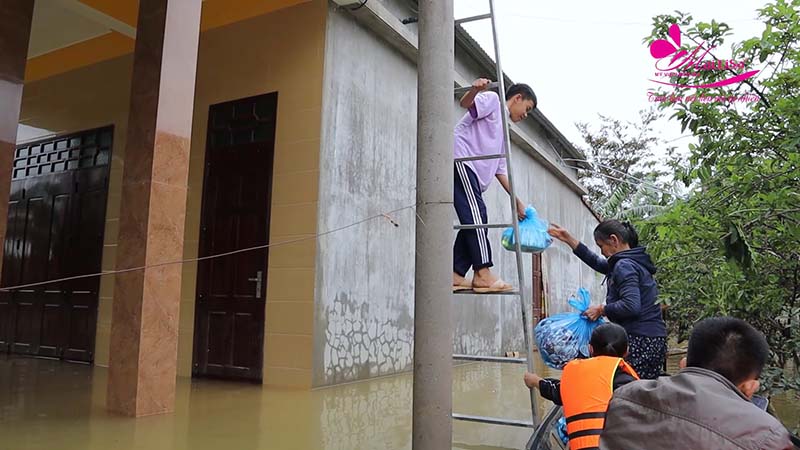 TGĐ Mailisa cùng anh Hoàng Kim Khánh ra tận nơi vùng ngập lụt cứu trợ đồng bào miền Trung TGĐ Mailisa cùng anh Hoàng Kim Khánh ra tận nơi vùng ngập lụt cứu trợ đồng bào miền Trung
