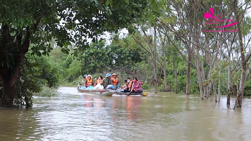 TGĐ Mailisa cùng anh Hoàng Kim Khánh ra tận nơi vùng ngập lụt cứu trợ đồng bào miền Trung TGĐ Mailisa cùng anh Hoàng Kim Khánh ra tận nơi vùng ngập lụt cứu trợ đồng bào miền Trung