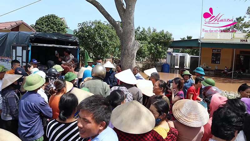 TGĐ Mailisa cùng anh Hoàng Kim Khánh ra tận nơi vùng ngập lụt cứu trợ đồng bào miền Trung TGĐ Mailisa cùng anh Hoàng Kim Khánh ra tận nơi vùng ngập lụt cứu trợ đồng bào miền Trung