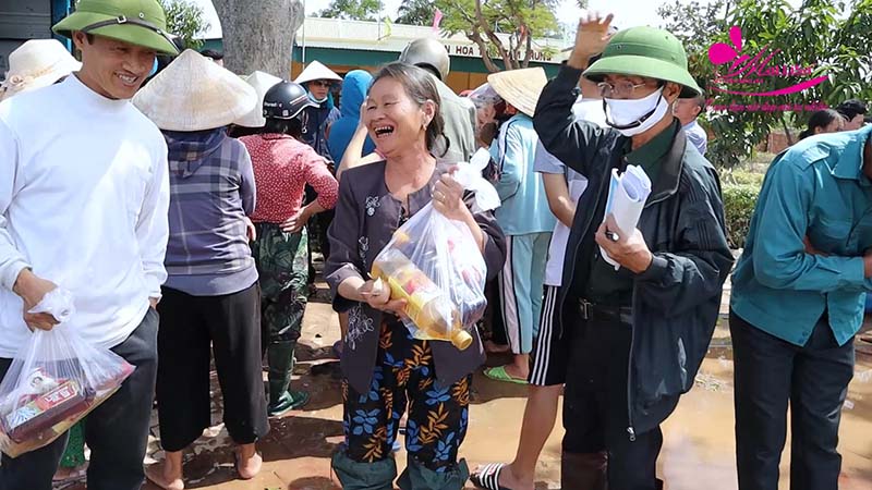 TGĐ Mailisa cùng anh Hoàng Kim Khánh ra tận nơi vùng ngập lụt cứu trợ đồng bào miền Trung TGĐ Mailisa cùng anh Hoàng Kim Khánh ra tận nơi vùng ngập lụt cứu trợ đồng bào miền Trung