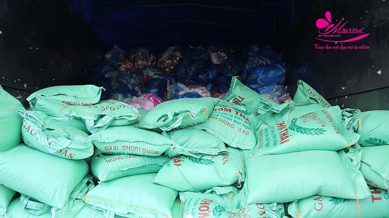 TGĐ Mailisa cùng anh Hoàng Kim Khánh ra tận nơi vùng ngập lụt cứu trợ đồng bào miền Trung TGĐ Mailisa cùng anh Hoàng Kim Khánh ra tận nơi vùng ngập lụt cứu trợ đồng bào miền Trung