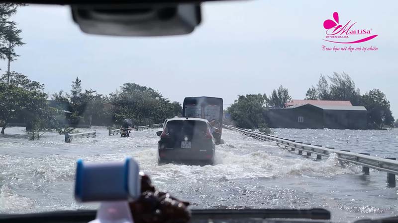 TGĐ Mailisa cùng anh Hoàng Kim Khánh ra tận nơi vùng ngập lụt cứu trợ đồng bào miền Trung TGĐ Mailisa cùng anh Hoàng Kim Khánh ra tận nơi vùng ngập lụt cứu trợ đồng bào miền Trung