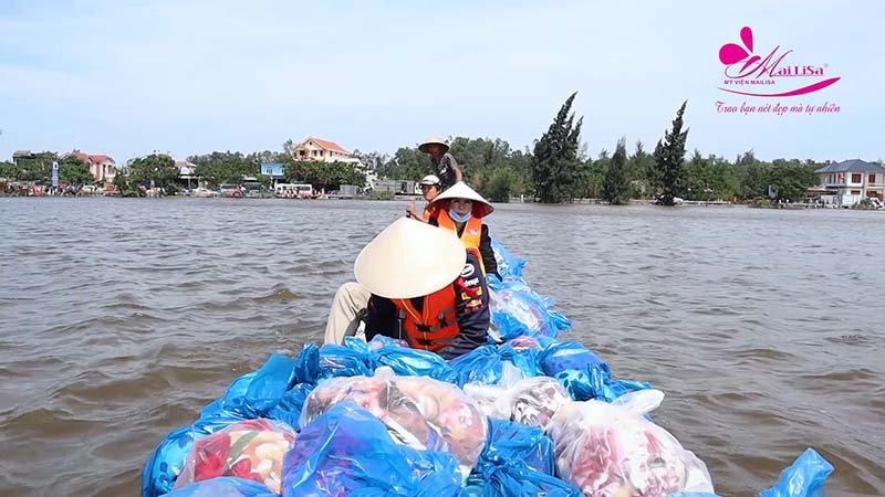 TGĐ Mailisa cùng anh Hoàng Kim Khánh ra tận nơi vùng ngập lụt cứu trợ đồng bào miền Trung TGĐ Mailisa cùng anh Hoàng Kim Khánh ra tận nơi vùng ngập lụt cứu trợ đồng bào miền Trung