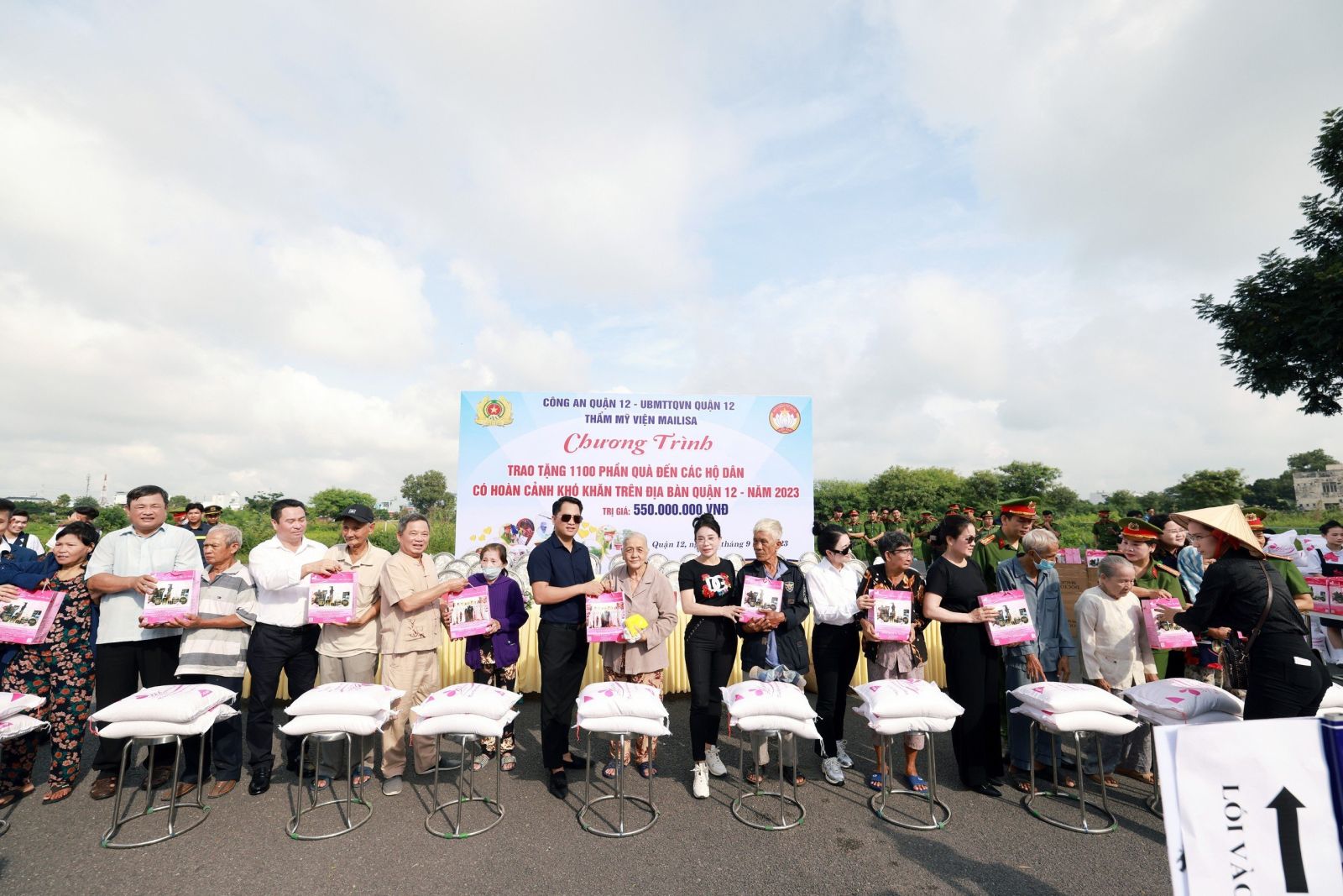 Thẩm Mỹ Viện MAILISA Trao Tặng 22 Tấn Gạo Và 1100 Phần Quà Tới Bà Con Nghèo Quận 12 Mailisa-truc-tiep-trao-qua