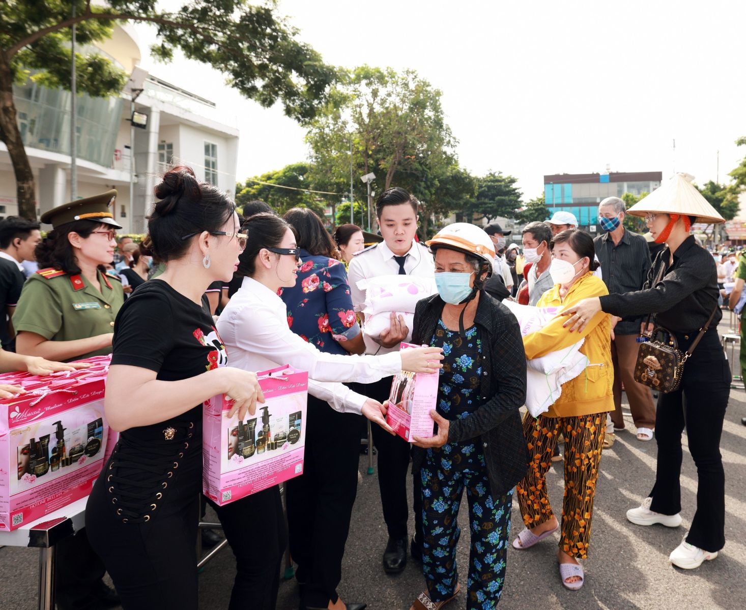 Thẩm Mỹ Viện MAILISA Trao Tặng 22 Tấn Gạo Và 1100 Phần Quà Tới Bà Con Nghèo Quận 12 Thẩm Mỹ Viện MAILISA Trao Tặng 22 Tấn Gạo Và 1100 Phần Quà Tới Bà Con Nghèo Quận 12