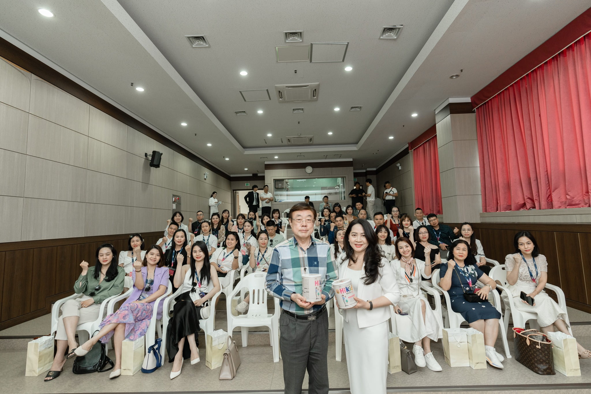 Phương Linh và chuyến thăm nhà máy Hàn Quốc T4/2023