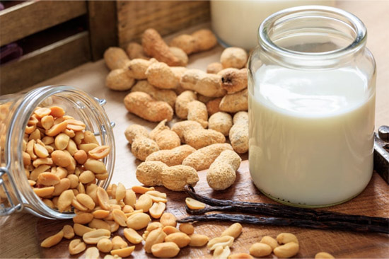 Cách làm sữa đậu phộng bằng máy xay sinh tố