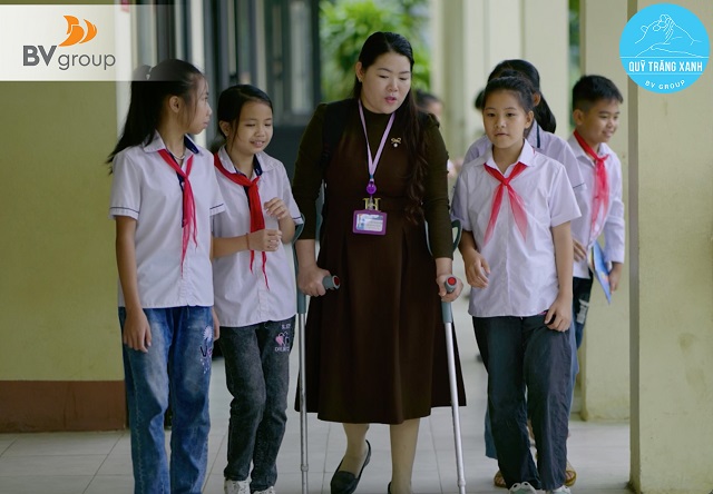 VIỆC TỬ TẾ: “TRĂNG XANH” TẶNG QUÀ ĐẶC BIỆT CHO CÔ GIÁO BỊ MẤT ĐÔI CHÂN VẪN SAY SƯA GIEO CHỮ