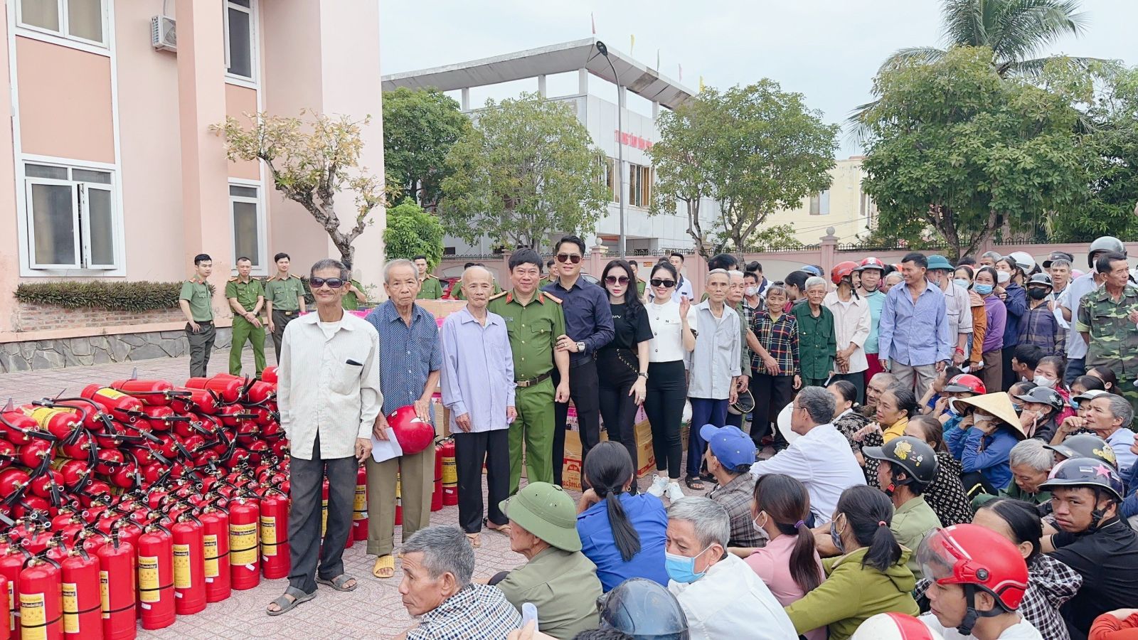 Thẩm Mỹ Viện MAILISA Trao Tặng 22 Tấn Gạo Và 1100 Phần Quà Tới Bà Con Nghèo Quận 12 Thẩm Mỹ Viện MAILISA Trao Tặng 22 Tấn Gạo Và 1100 Phần Quà Tới Bà Con Nghèo Quận 12