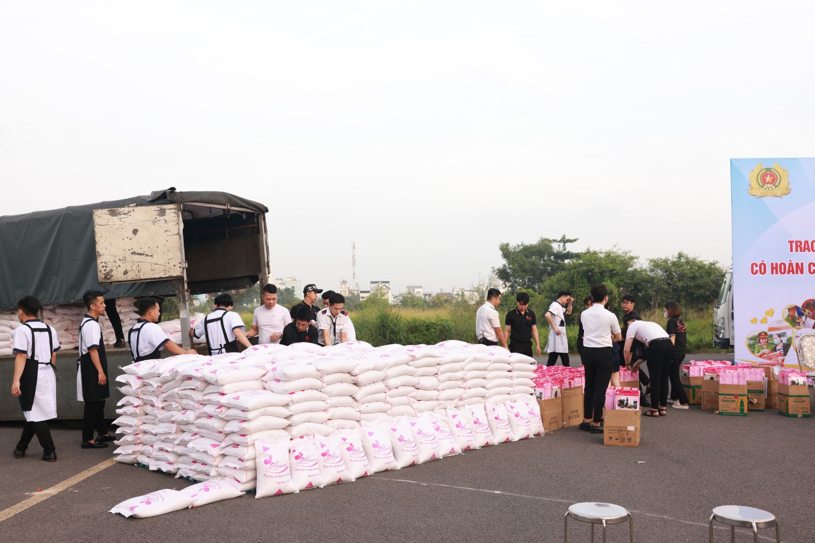 Thẩm Mỹ Viện MAILISA Trao Tặng 22 Tấn Gạo Và 1100 Phần Quà Tới Bà Con Nghèo Quận 12 Thẩm Mỹ Viện MAILISA Trao Tặng 22 Tấn Gạo Và 1100 Phần Quà Tới Bà Con Nghèo Quận 12