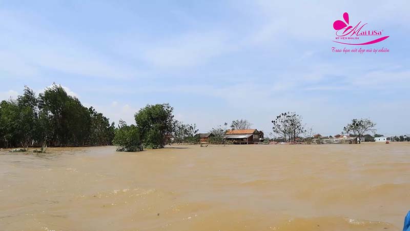 TGĐ Mailisa cùng anh Hoàng Kim Khánh ra tận nơi vùng ngập lụt cứu trợ đồng bào miền Trung TGĐ Mailisa cùng anh Hoàng Kim Khánh ra tận nơi vùng ngập lụt cứu trợ đồng bào miền Trung