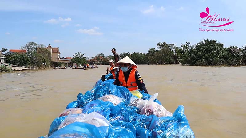 TGĐ Mailisa cùng anh Hoàng Kim Khánh ra tận nơi vùng ngập lụt cứu trợ đồng bào miền Trung TGĐ Mailisa cùng anh Hoàng Kim Khánh ra tận nơi vùng ngập lụt cứu trợ đồng bào miền Trung