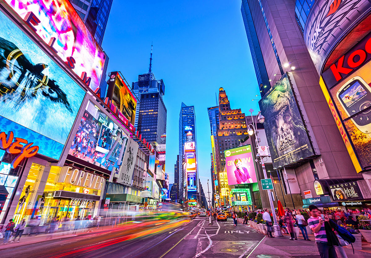 EN5DX0 New York City, USA in Times Square crowds and traffic at night.