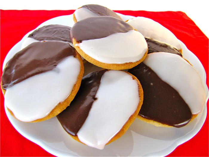 Thưởng Thức Món Bánh Cookie Đen Trắng Đặc Biệt Của Mỹ