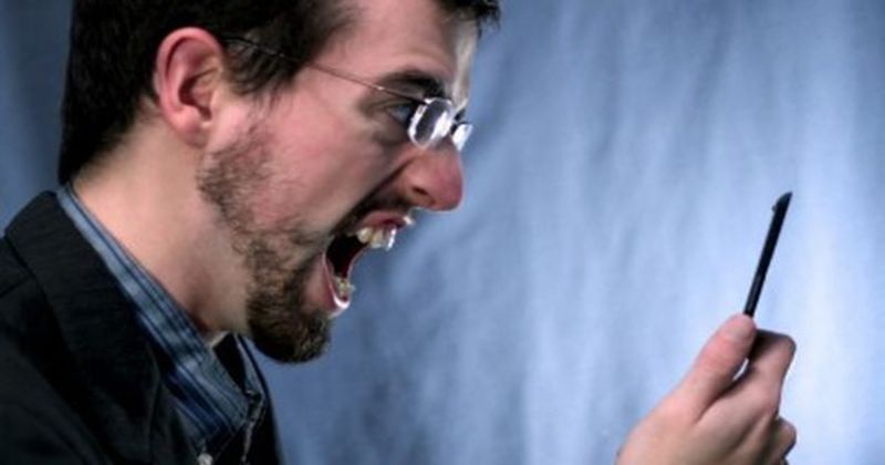 dien-thoai-het-pin-phai-huy-chuyen-bay-di-my