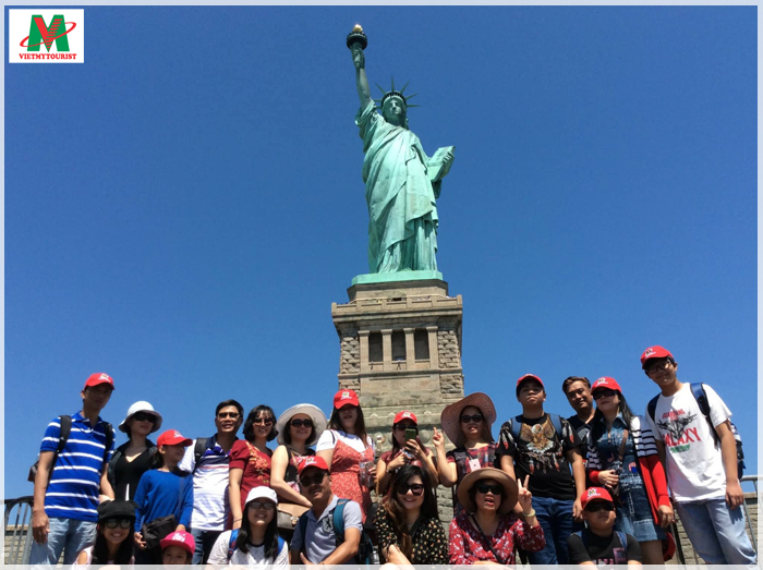 Đoàn Khách Vietmytourist Hòa Mình Vào Không Khí Lễ Hội Quốc Khánh Mỹ