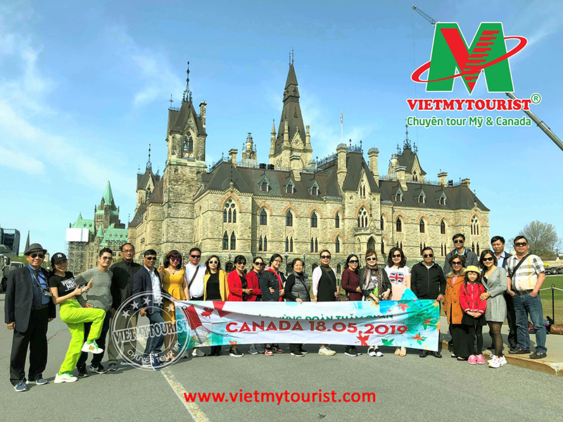 Hình Khách Đoàn Đi Tour Canada Lễ Hội Hoa Tulip