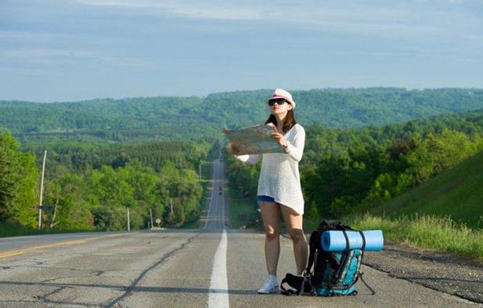 nen-di-du-lich-theo-tour-hay-tu-tuc-01